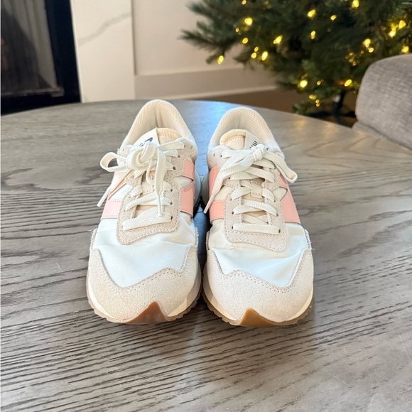 New Balance sneakers size 8.5 - Picture 2 of 7